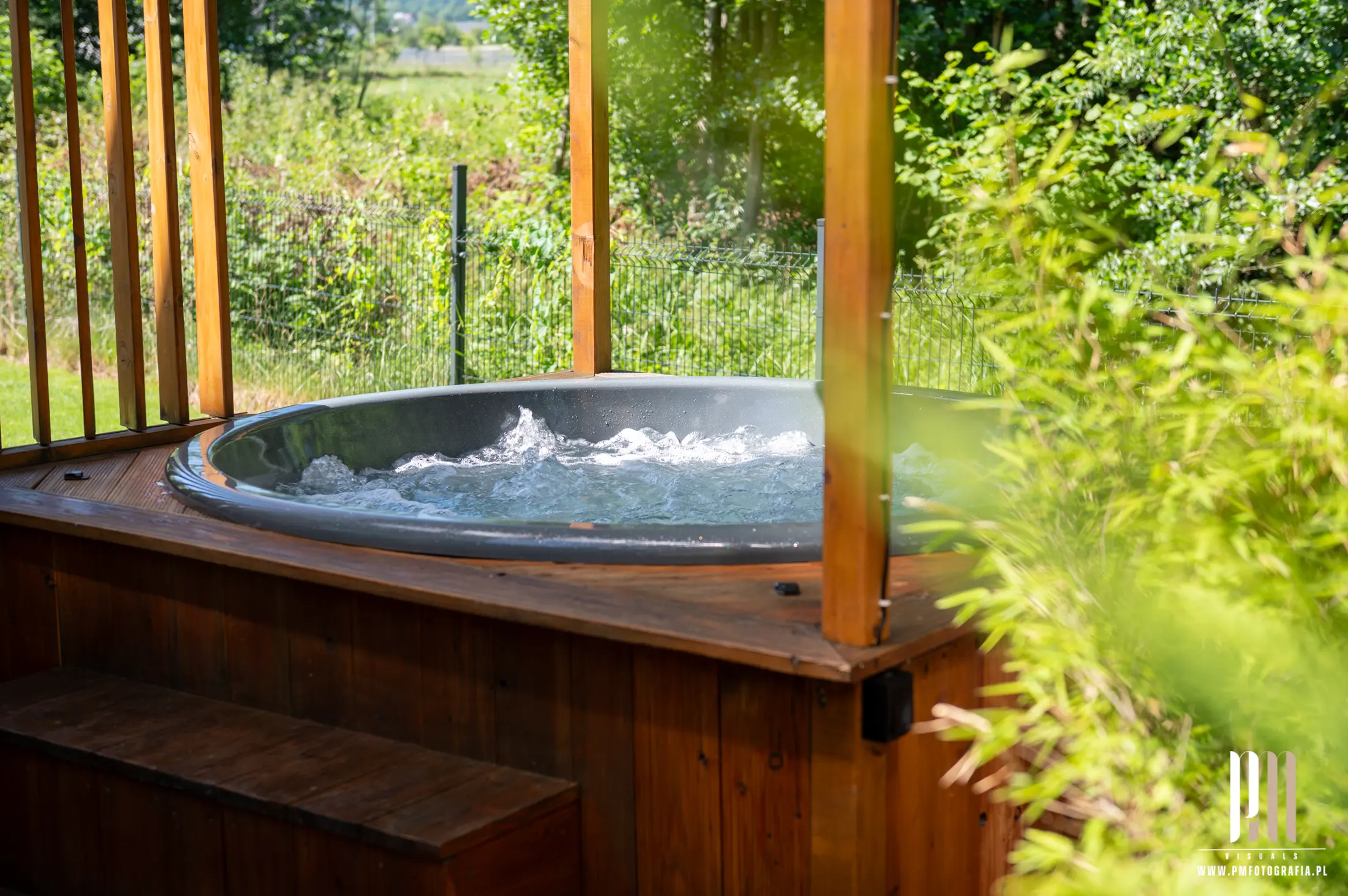 Balia z jacuzzi w drewnianej osłonie